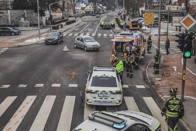 Drama na Vrhniki: "madžarski" audi divjal in zbežal z avtoceste
