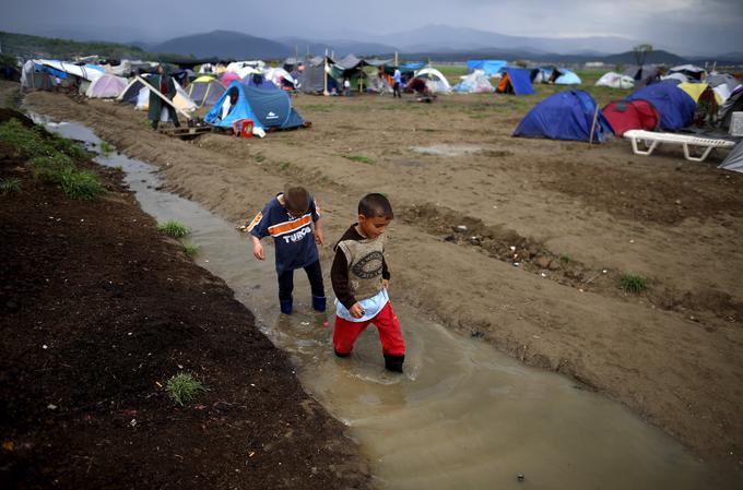 Veter je solzivec zanesel v bližnje begunsko taborišče. | Foto: 