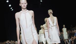 Alexander Wang navdušuje s seksi izrezi