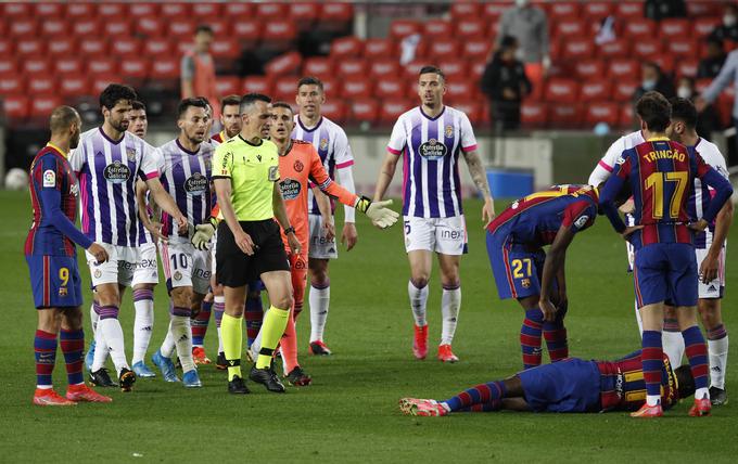 Nezadovoljstvo nogometašev Valladolida po izključitvi Oscarja Plana. | Foto: Reuters