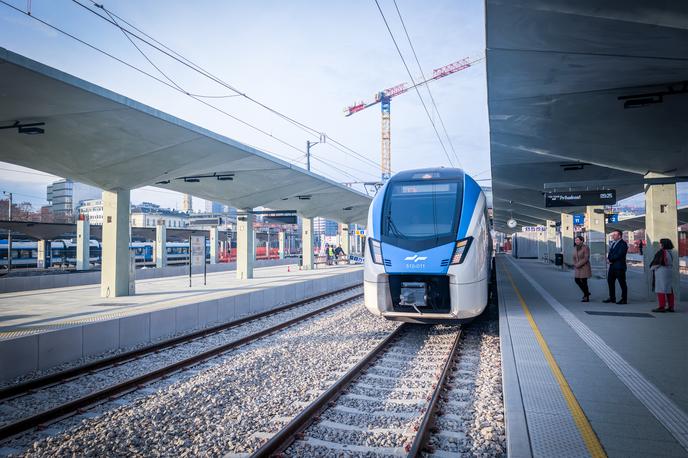 Alenka Bratušek, Slovenske železnice | Potem ko so v ponedeljek s prihodom prvega vlaka na osrednji glavni železniški postaji v Ljubljani zaznamovali konec prve faze nadgradnje, se dela namreč selijo na južni del postaje, kar terja spremembe režima za potnike.  | Foto Gaja Hanuna