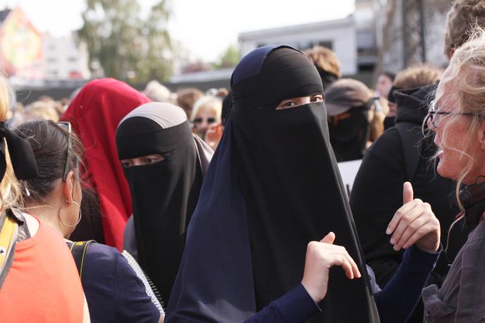 nikab | V Sloveniji burka in nikab nista zakonsko prepovedana, so pa bili v preteklosti politični poskusi, da bi se prepoved zakrivanja na javnih mestih uvedla. Glavni argumenti so bili varnostni in kulturni razlogi, čeprav smejo policisti od zakrite ali zamaskirane osebe že po sedanji zakonodaji zahtevati, da se odkrije, zato da lahko nedvomno ugotovijo njeno identiteto, kot poudarjajo nasprotniki prepovedi. | Foto Shutterstock