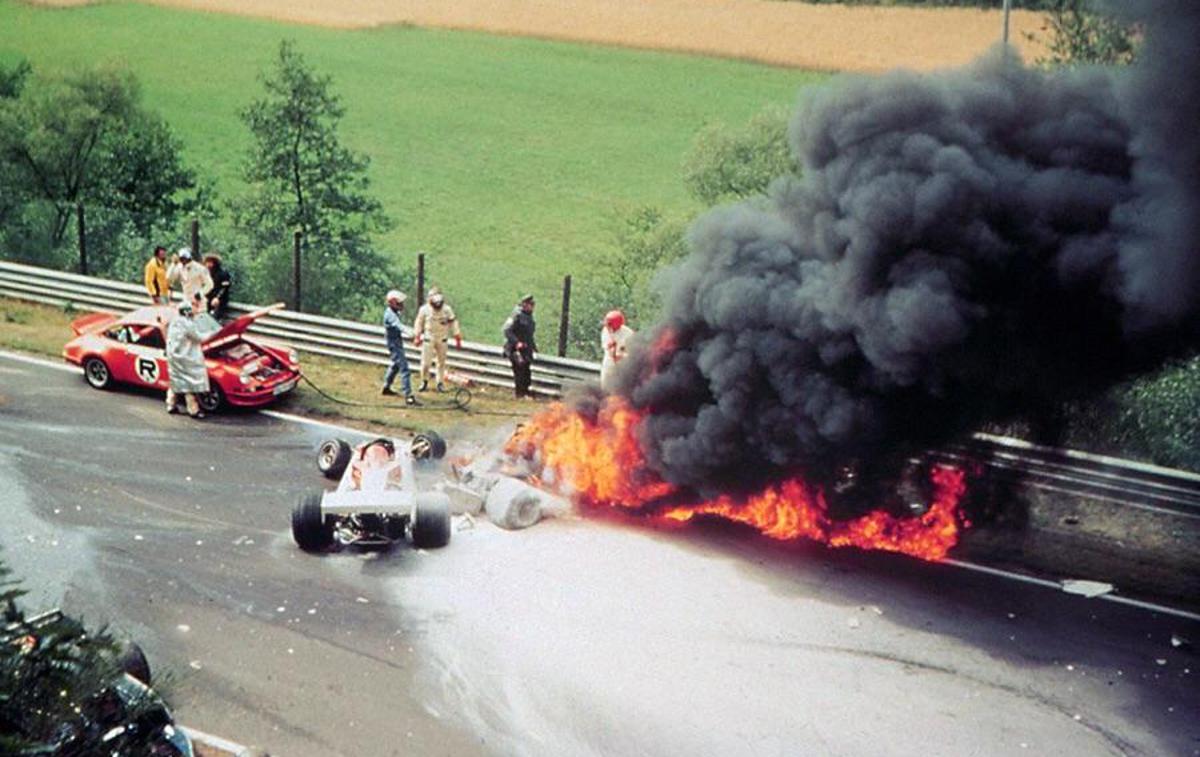 Niki Lauda 1976 Nurburgring | Sloviti porsche 911 S je bil prvi na prizorišču nesreče in prvi pomagal pri gašenju goreče formule ter pri reševanju Nikija Laude.