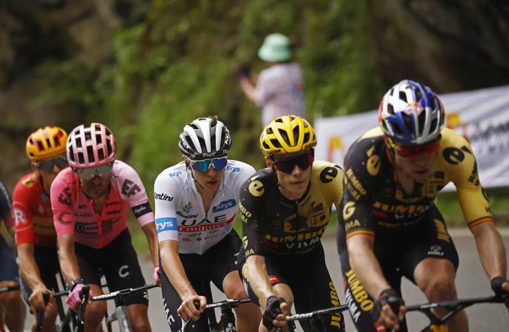 Wout van Aert narekuje tempo vodilni osmerici. | Foto: Reuters