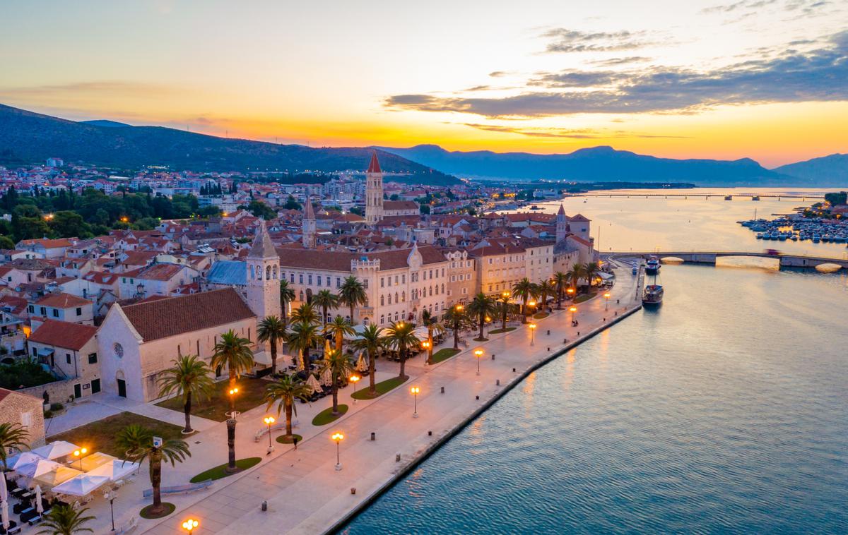 Trogir, Šibenik, Hrvaška, hrvaška obala, morje, Jadran, Jadransko morje | Hrvaška je postala dražja od svojih dveh največjih tekmic – Španije in Grčije, kjer so cene v istem obdobju zrasle le za od 15 do 20 odstotkov. Zaradi visokih cen izgublja ugled kot cenovno dostopna turistična destinacija. | Foto Shutterstock