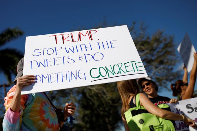 "Trump, prenehaj tvitati in stori kaj konkretnega." | Foto: Reuters