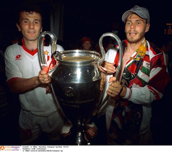 Tako sta Črnogorec Dejan Savićević in Hrvat Zvonimir Boban, dolgoletna soigralca pri Milanu, proslavljala evropski naslov rdeče-črnih po znameniti zmagi s 4:0 v Atenah proti Barceloni. | Foto: Reuters
