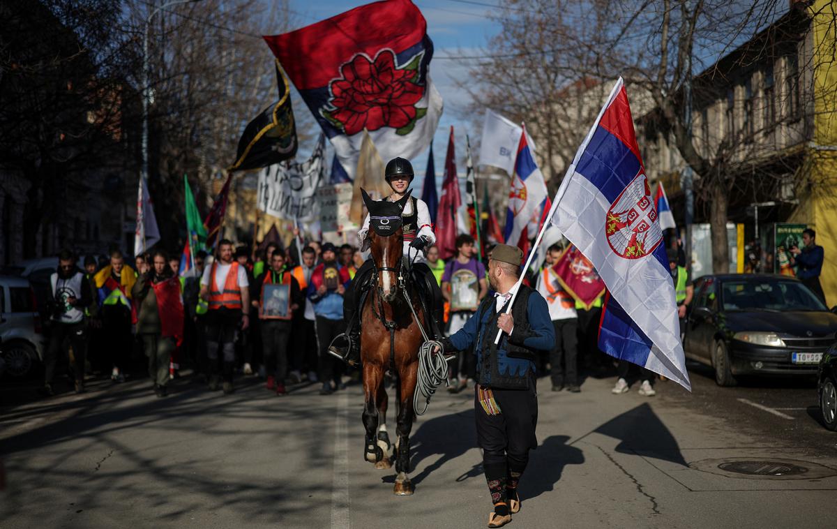 Protest Srbija | V blokadi sodelujejo tudi skupine študentov, ki so v petek v  Kragujevac prispele peš iz Beograda, Niša, Čačka, Užic, Kraljeva, Novega Pazarja, ter študenti kolesarji in tisti, ki so tekli maratonsko štafeto iz Beograda. | Foto Reuters