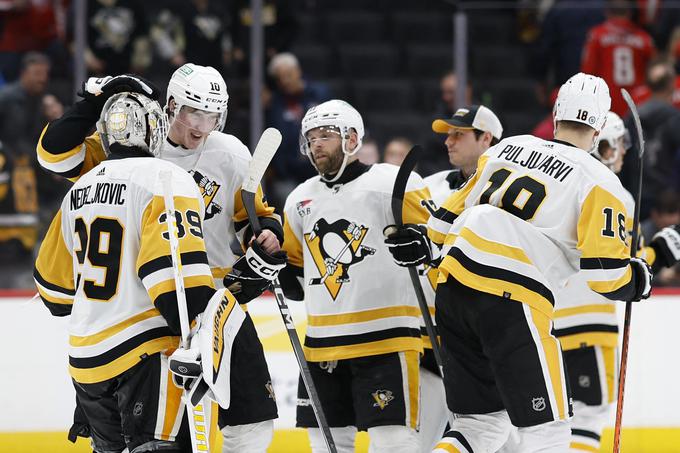 Pittsburgh Penguins je za tretjo zaporedno zmago s 4:1 premagal Washington Capitals. Nobeno od moštev ni na mestih za končnico, a za osmerico zaostajata le eno oziroma dve točki. | Foto: Reuters