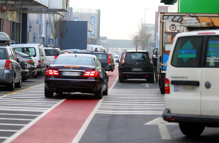 Za novo prometno ureditev in tudi spremembe so se s svojimi projektanti odločili pri vodstvu družbe BTC City in torej Mestna občina Ljubljana (MOL) s svojimi prometnimi strokovnjaki pri tem ni sodelovala. Tudi celotna prometna infrastruktura in ceste so v lasti BTC. | Foto: Gregor Pavšič