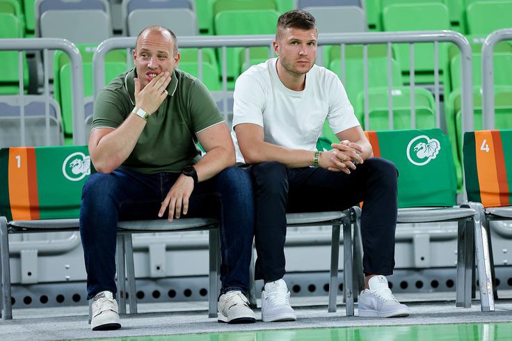 Dvoboj v dvorani Stožice spremlja tudi nekdanji kapetan zmajev Edo Murić. | Foto: Filip Barbalić