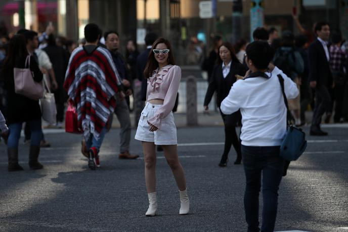 Shibuya, Tokyo | Pri hoji po ulicah in zlasti na prehodih za pešce pozornosti ne smemo usmeriti na mobilne telefone, temveč na prometne razmere in dogajanje okrog sebe. | Foto Reuters