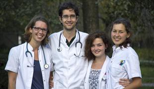 Pogumni mladi zdravniki: v deželo, kjer izruvajo več kot 50 zob na dan