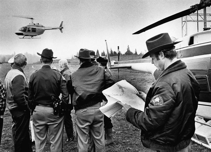 Obširno gozdnato območje v ameriški zvezni državi Washington, kjer naj bi po skoku s padalom pristal D. B. Cooper, so v tednih po ugrabitvi letala praktično brez odmora preletavali policijski helikopterji.  |  Foto: AP | Foto: 