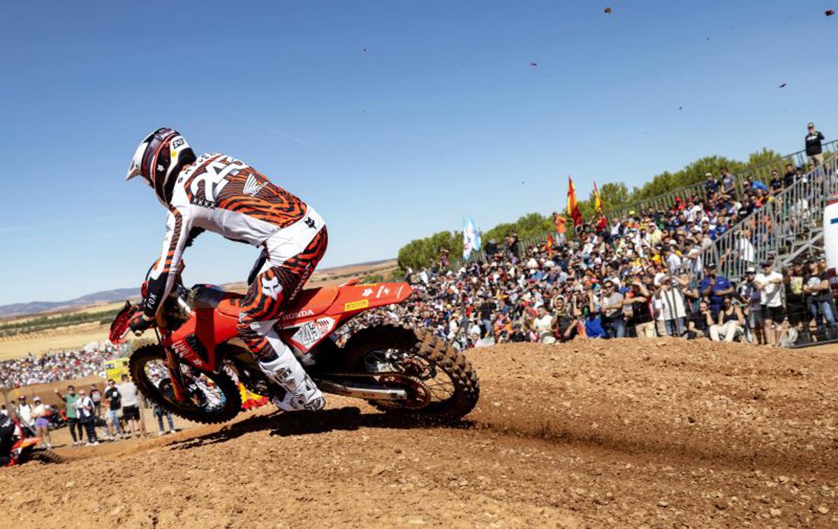 Tim Gajser Cozar Honda | Tim Gajser ima v Cozarju nekaj 10 navijačev, seveda pa so najštevilčnejši Španci, ki podpirajo Jorgeja Prada in Rubena Fernandeza. | Foto Honda Racing/ShotbyBavo