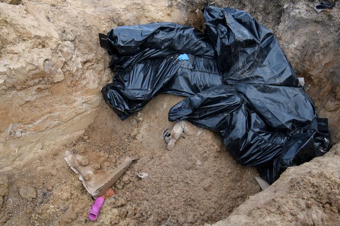 Po prvih ocenah naj bi Rusi brutalno ubili 320 prebivalcev Buče.  | Foto: Reuters