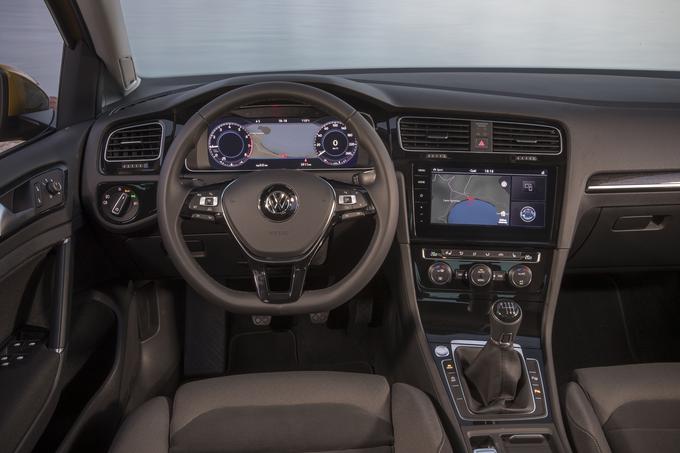 Škriba pravi, da slovenskim voznikom prenovljeni golf na začetku prinaša digitalni povzetek vsega, kar smo preizkusili, večino novosti novih informacijsko-zabavnih sistemov z novo generacijo radiev, nove zaslone in hitrejše dostope do storitev Car-Net, ki jih vse pogosteje tudi pri nas že uporabljajo vozniki novega tiguana.  | Foto: Volkswagen