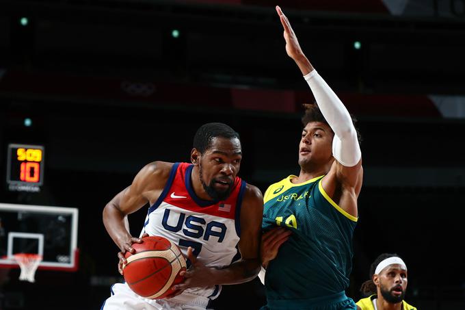 Kapetan Kevin Durant je skrbel za polnjenje avstralskega koša. | Foto: Reuters