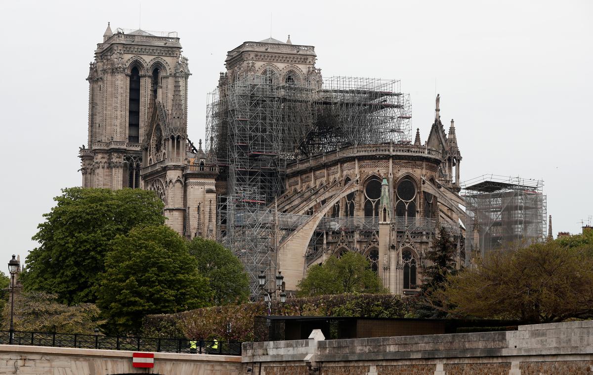Notre Dame | V požaru v katedrali Notre-Dame se je iz goreče strehe v zrak sproščal svinec. Gre za toksično kovino, že kratkotrajna izpostavljenost ima lahko škodljive vplive na zdravje. | Foto Reuters