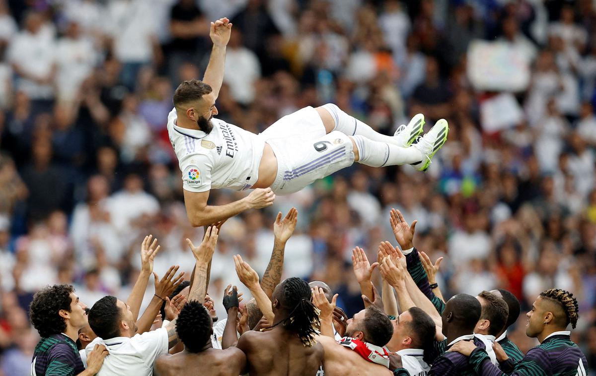 Benzema Real Madrid | Real Madrid je v zadnjem krogu ubranil drugo mesto. Z zadetkom za končnih 1:1 ga je zagotovil Karim Benzema, ki se po 14 letih poslavlja od belega dresa. Po tekmi je doživel veliko čast.  | Foto Reuters