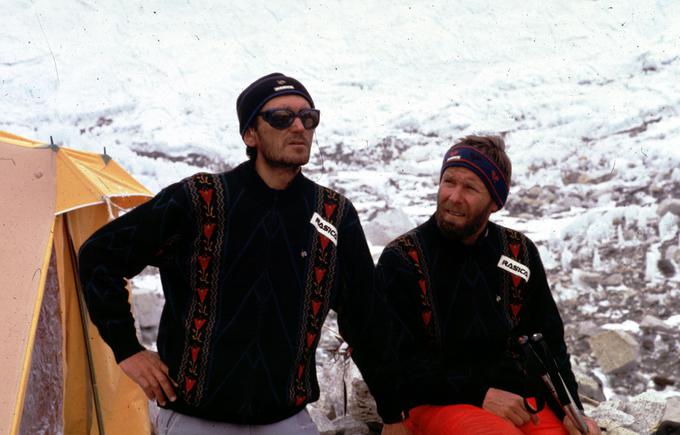 Na odpravi Everest 1989. Božić in Grošelj kot 'manekena' za sponzorja Rašico. | Foto: osebni arhiv Vikija Grošlja