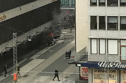 Tovornjak zapeljal v množico v Stockholmu: štirje mrtvi, 15 ranjenih #foto #video
