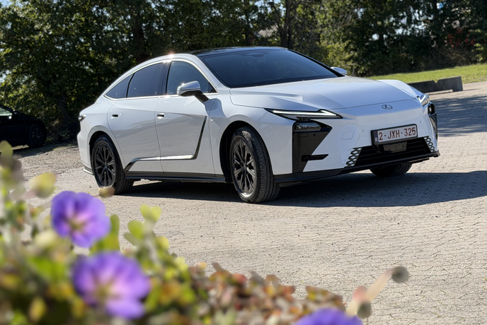 Prvi kilometri z novim lexusom ES: velik korak v novo smer, to ni več tipični lexus