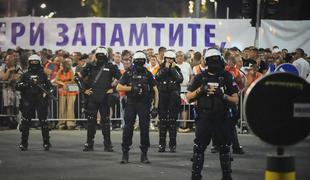 Razmere v Srbiji ostajajo napete, protestniki postavljajo barikade