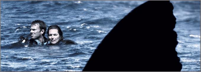 Izkušena potapljača se vkrcata na lokalno barko, ki vodi turiste na podvodno raziskovanje bližnjega rta, ko ostaneta sama na čeri, pa se okoli njiju začnejo zbirati morski psi … • V četrtek, 23. 7., ob 22.52 na HRT 2.**

 | Foto: 