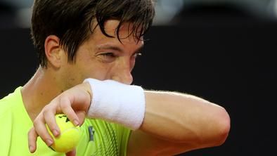 Bedene stopil prek Južnoafričana, ki je predal dvoboj, italijanski navijači ponoreli #video