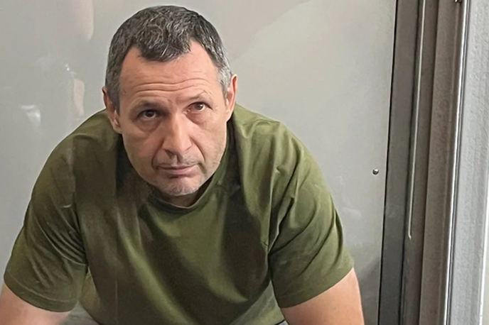 Mihajlo Scelnikov | Ukrajinska policija je pred tem v ponedeljek sporočila, da je uvodna preiskava pokazala, da je bil umor skrbno načrtovan in da je bila vanj vpletena Moskva. Osumljenec je oblečen v kurirja namreč sredi belega dne osemkrat ustrelil politika. Preden je pobegnil, je preveril, ali je mrtev. Ruski mediji so medtem poročali, da so ruske oblasti Parubija lovile od leta 2023. | Foto posnetek zaslona/X/@Hromatske Int.