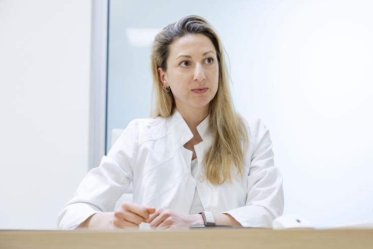 "Vsak človek je zgodba zase. Medicina prihodnosti bo temeljila na individualnem pristopu," je še poudarila Sredojević. "Čez deset ali 15 let se nam bo to, kar delamo danes, zdelo šele začetek." | Foto: Ana Kovač