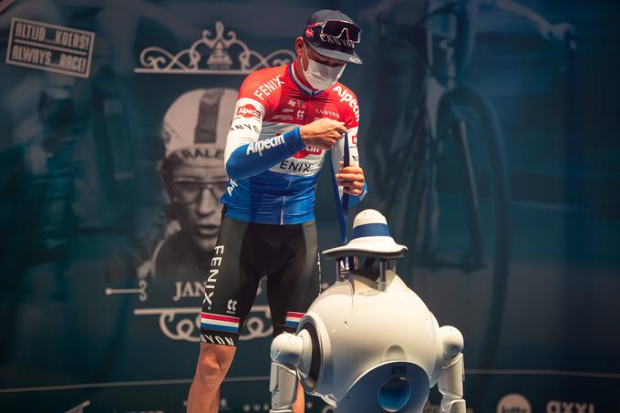Nizozemski kolesarski zvezdnik Mathieu van der Poel prevzema medaljo za 3. mesto. | Foto: Guliverimage/Vladimir Fedorenko