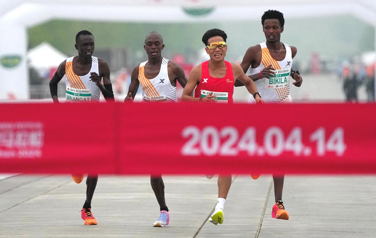 polmaraton Peking | Afriška trojica je v zaključku izjemno popustila, potem pa mahala Heju, naj jih prehiti. | Foto Reuters