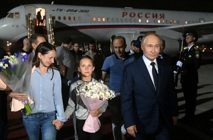 Putinov sprejem "slovenskih" ruskih vohunov Ane Dulcove in Artjoma Dulceva ter njunih otrok na letališču v Moskvi, avgust 2024 | Foto: Reuters