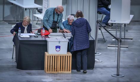 Vse je pripravljeno: mnogi na predčasno glasovanje pred nedeljskim referendumom #foto