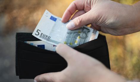 V Novem mestu skupina fantov oropala dva mladostnika: grozili so jima s smrtjo
