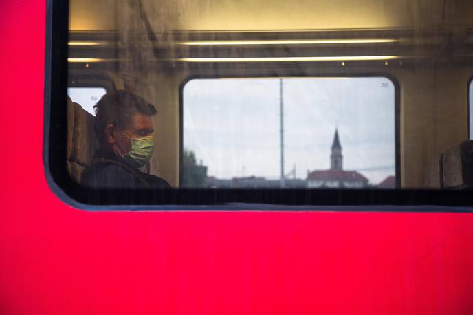 Korona. Cepljenje. Maske. Zaprtje Covid. PCT. Testiranje. | Po zadnjih podatkih NIJZ narašča število aktivnih primerov okužbe v državi.  | Foto Guliverimage