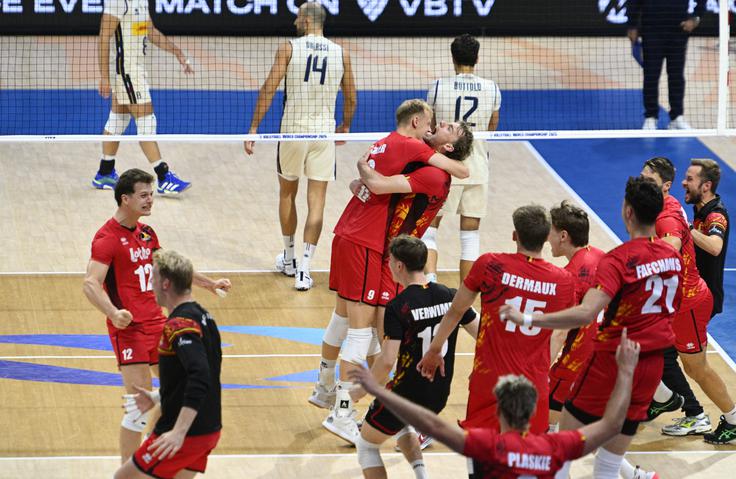 Belgijci so v skupinskem delu prijetno presenetili z zmago nad branilci naslova Italijani, a pravi test proti azzurrom jih čaka v četrtfinalu. | Foto: Reuters