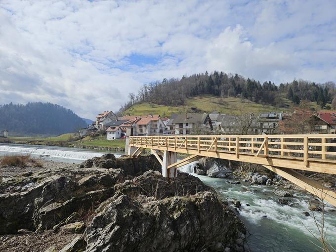 Zaradi manjšega števila betonskih temeljev oziroma podpor in dviga brvi se je povečala pretočnost reke. | Foto: STA