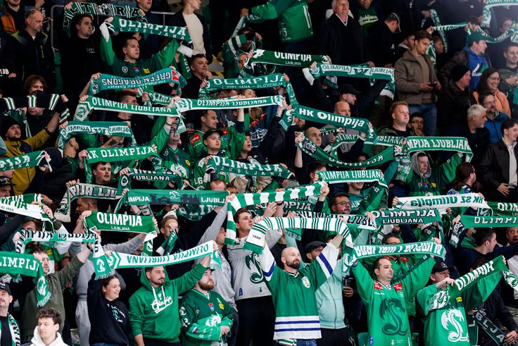 Tribune v Tivoliju so bile skoraj polne. | Foto: Aleš Fevžer