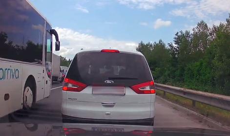Nesprejemljiv manever šoferja avtobusa, ki je izkoristil reševalni pas #video