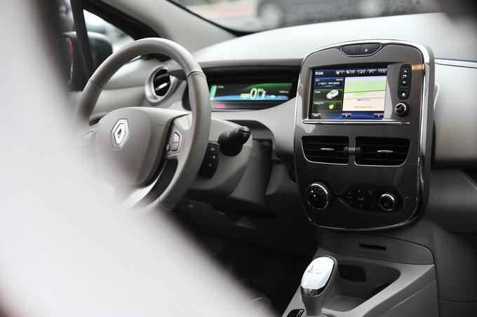 Renault zoe je ergonomsko povsem zadovoljiv avtomobil, ki z višjo stopnjo opreme prinaša tudi boljše počutje in usnjeno oblazinjenje. V notranjosti je sicer še vedno veliko plastike. | Foto: Gregor Pavšič