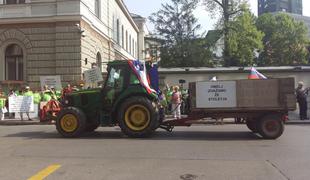 Braslovčani na protestu pred vlado s traktorji (foto)