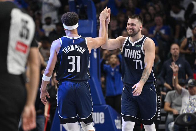 Luka Dončić, Klay Thompson, Dallas Mavericks | Klay Thomspon je odlično debitiral v dresu Dallasa, z Luko Dončićem sta San Antoniu nasula 50 točk. | Foto Reuters