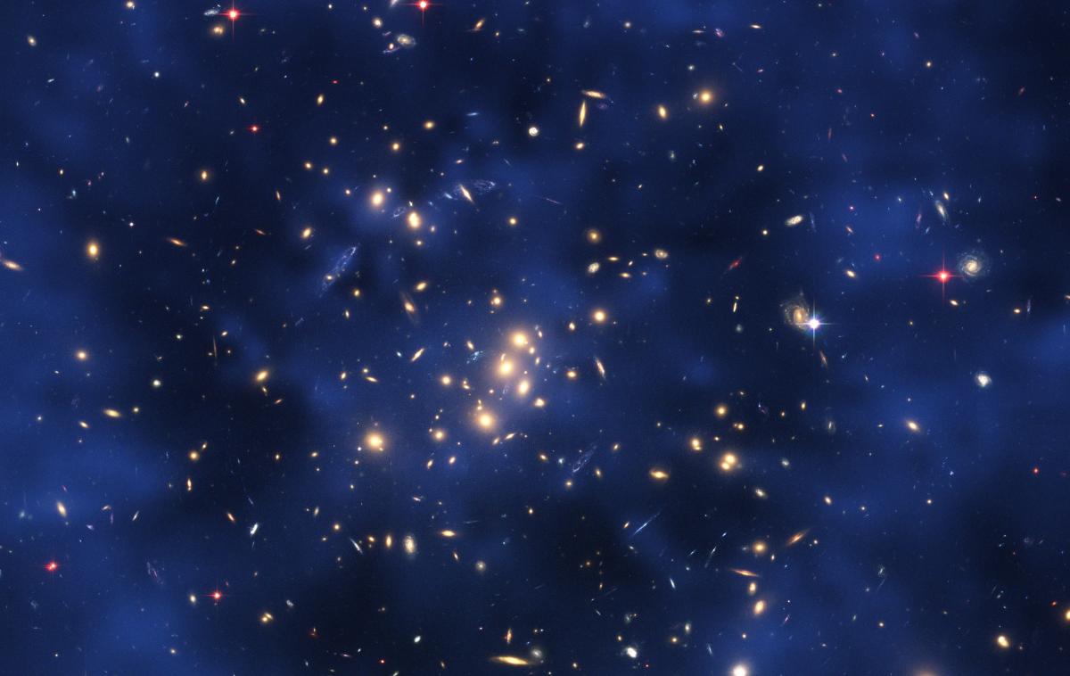 Vesolje | Doslej najbolj oddaljena črna luknja od Zemlje je sicer majhna za črno luknjo,  njena masa pa je približno devetmilijonkrat večja od mase našega Sonca. | Foto Wikimedia Commons