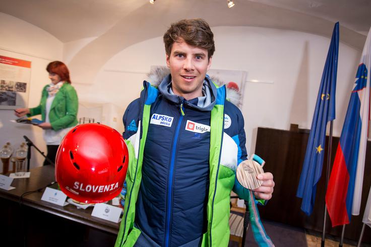 Čelada, ki jo je nosil na olimpijskih igrah bo romala v Slovenski smučarski muzej v Tržiču, medalja pa v domačo Pristavo. | Foto: Urban Urbanc/Sportida