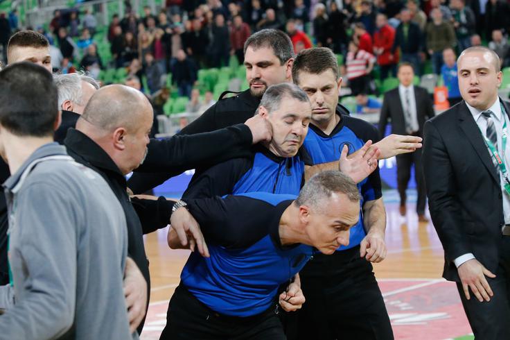 Zoran Predin je na košarkarski tekmi evropskega pokala v Stožicah med Olimpijo in Budivelnikom leta 2014 uprizoril incident, ko je s pestmi napadel sodnika zaradi domnevno nepravičnega sojenja. | Foto: Aleš Fevžer