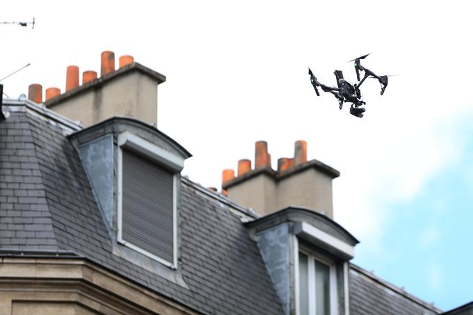 Nelojalna konkurenca pomeni, da letenje z droni izvajajo ponudniki brez dovoljenj. Preiskovalec letalskih nesreč opozarja, da to velikokrat pomeni, da izvajalec ni profesionalen in ne pozna pravil letenja. | Foto: Metka Prezelj