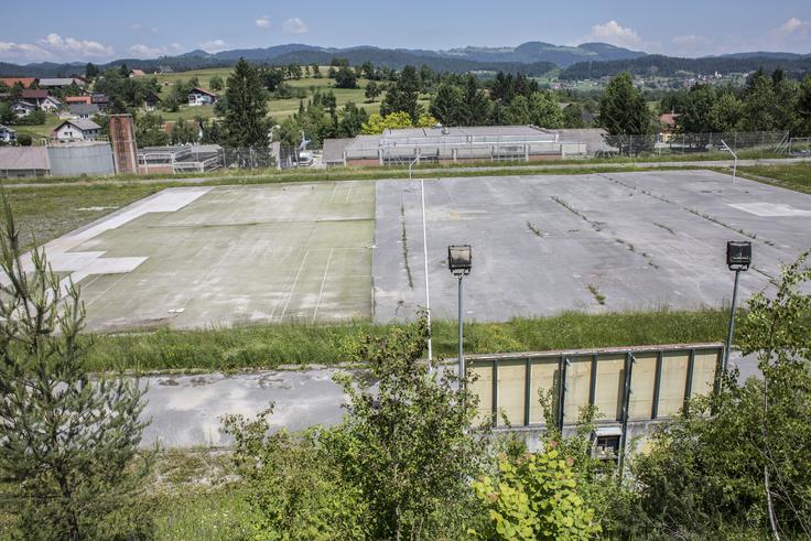Štadion v nekdanji Vojašnici 26. oktobra v Stari Vrhniki meri dobrih 12 tisoč kvadratnih metrov. | Foto: Matej Leskovšek